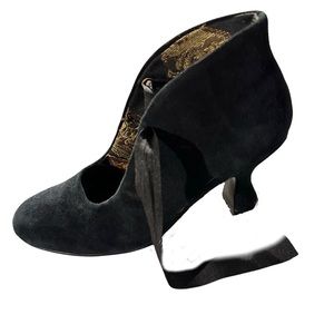 Vintage black back suede tie heels